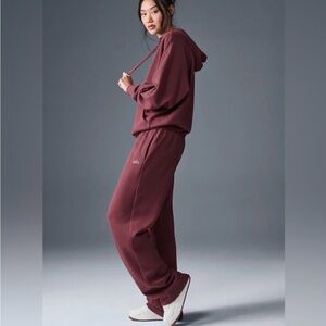 NEW ALO Yoga Women's Accolade Straight Leg Sweatpants Color Burgundy Truffel